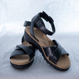 Clarks super comfy leather strap sandals